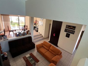 Casa en Venta en Miravalle con Amplio Jardín.