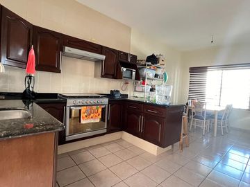 Casa en Venta en Miravalle con Amplio Jardín.
