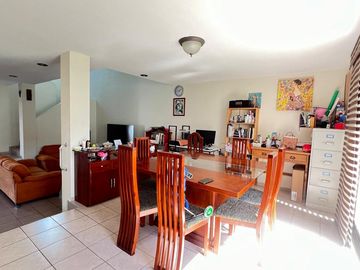 Casa en Venta en Miravalle con Amplio Jardín.