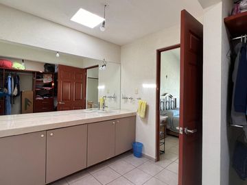 Casa en Venta en Miravalle con Amplio Jardín.