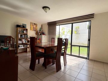 Casa en Venta en Miravalle con Amplio Jardín.