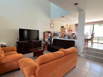 Casa en Venta en Miravalle con Amplio Jardín.
