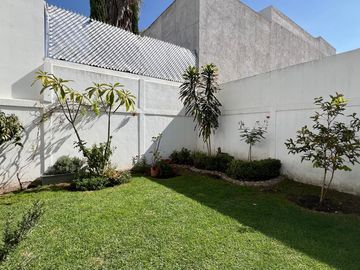 Casa en Venta en Miravalle con Amplio Jardín.