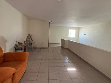 Casa en Venta en Miravalle con Amplio Jardín.