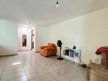 Casa en Venta en Miravalle con Amplio Jardín.