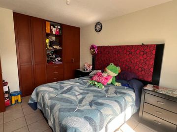 Casa en Venta en Miravalle con Amplio Jardín.