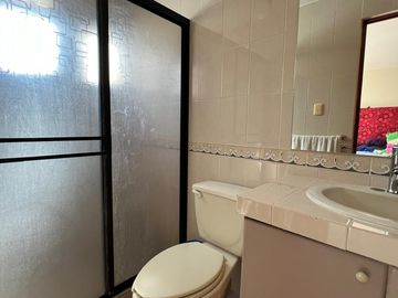 Casa en Venta en Miravalle con Amplio Jardín.
