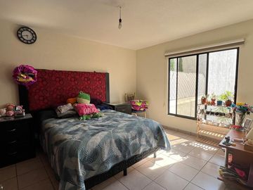 Casa en Venta en Miravalle con Amplio Jardín.