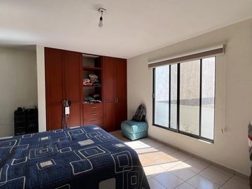 Casa en Venta en Miravalle con Amplio Jardín.