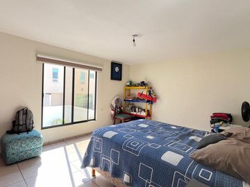 Casa en Venta en Miravalle con Amplio Jardín.