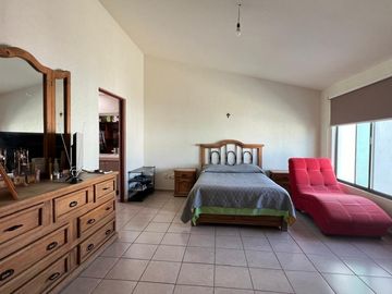 Casa en Venta en Miravalle con Amplio Jardín.