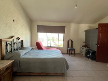 Casa en Venta en Miravalle con Amplio Jardín.