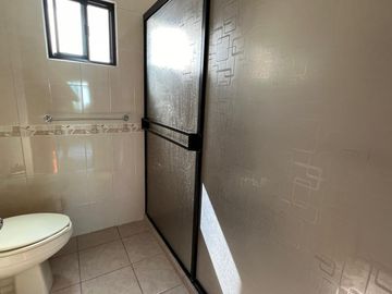 Casa en Venta en Miravalle con Amplio Jardín.