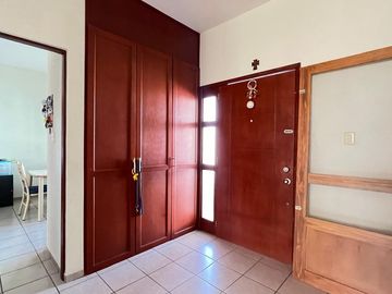Casa en Venta en Miravalle con Amplio Jardín.