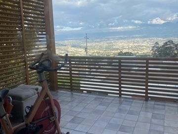 HERMOSA CASA EN CUMBAYA EXCELENTE UBICACION