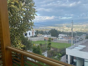HERMOSA CASA EN CUMBAYA EXCELENTE UBICACION