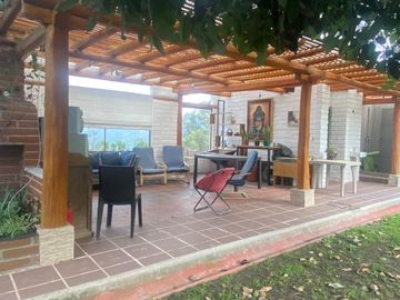 HERMOSA CASA EN CUMBAYA EXCELENTE UBICACION