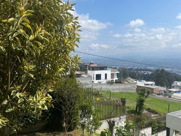 HERMOSA CASA EN CUMBAYA EXCELENTE UBICACION