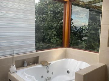 HERMOSA CASA EN CUMBAYA EXCELENTE UBICACION