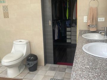 HERMOSA CASA EN CUMBAYA EXCELENTE UBICACION