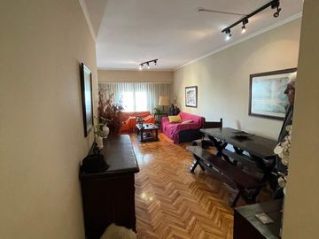 Excelente Departamento de frente, de 5 ambientes hy amueblado: