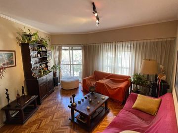 Excelente Departamento de frente, de 5 ambientes hy amueblado: