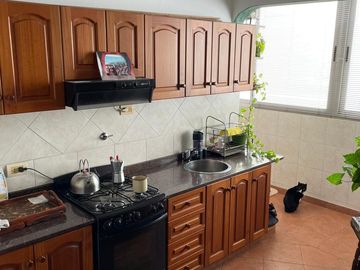 Excelente Departamento de frente, de 5 ambientes hy amueblado:
