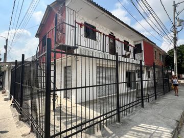 VENDO HERMOSA AMPLIA PROPIEDAD DE DOS PISOS CON LOCALES COMERCIALES  EN LOS CEDROS SOLEDAD