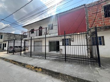 VENDO HERMOSA AMPLIA PROPIEDAD DE DOS PISOS CON LOCALES COMERCIALES  EN LOS CEDROS SOLEDAD