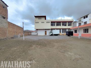 SALONES DE EVENTOS, PARQUEADEROS, LOCALES COMERCIALES EN VENTA EN EL CENTRO DE IBARRA
