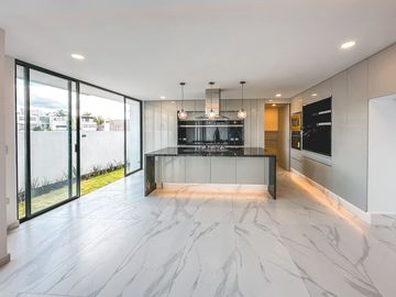 CASA EN VENTA EN LOMAS DE ANGELÓPOLIS II. PARQUE BRUSELAS.