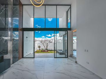 CASA EN VENTA EN LOMAS DE ANGELÓPOLIS II. PARQUE BRUSELAS.