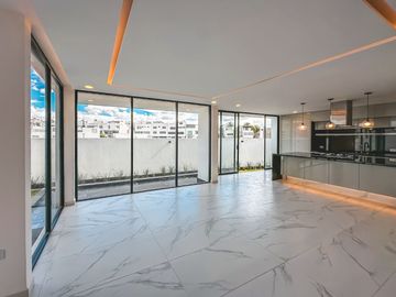 CASA EN VENTA EN LOMAS DE ANGELÓPOLIS II. PARQUE BRUSELAS.