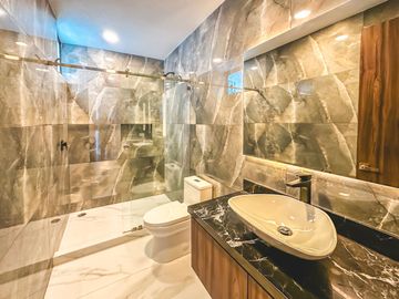 CASA EN VENTA EN LOMAS DE ANGELÓPOLIS II. PARQUE BRUSELAS.
