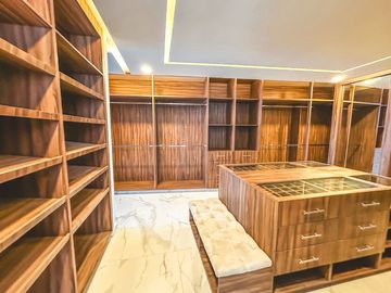 CASA EN VENTA EN LOMAS DE ANGELÓPOLIS II. PARQUE BRUSELAS.
