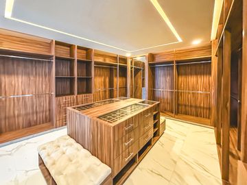 CASA EN VENTA EN LOMAS DE ANGELÓPOLIS II. PARQUE BRUSELAS.
