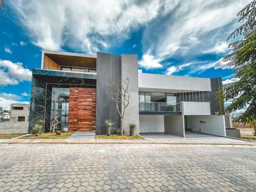 CASA EN VENTA EN LOMAS DE ANGELÓPOLIS II. PARQUE BRUSELAS.