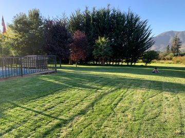 Invierte en felicidad: Venta de parcela en Los Manantiales de Melipilla  con piscina lista para disfrutar en familia.