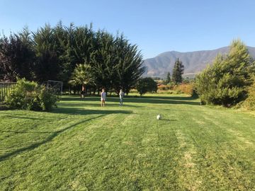Invierte en felicidad: Venta de parcela en Los Manantiales de Melipilla  con piscina lista para disfrutar en familia.