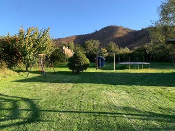 Invierte en felicidad: Venta de parcela en Los Manantiales de Melipilla  con piscina lista para disfrutar en familia.