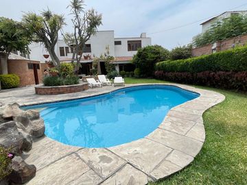 Venta casa en Urb. La Fontana, La Molina (Limite con Camacho y Golf Los Inkas)