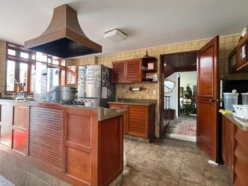 Venta casa en Urb. La Fontana, La Molina (Limite con Camacho y Golf Los Inkas)