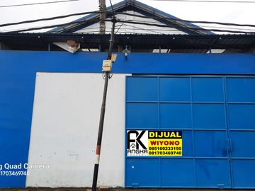 Gudang Tengah Kota Surabaya di Jalan Karang Asem Truk Besar Masuk