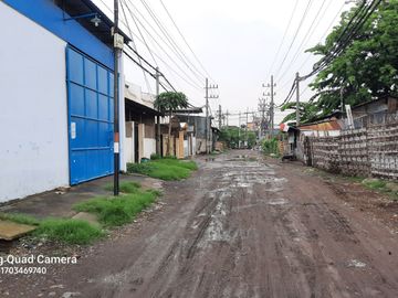 Gudang Tengah Kota Surabaya di Jalan Karang Asem Truk Besar Masuk