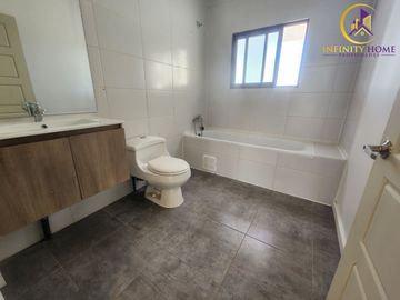 Excelente Parcela Ubicada Condominio Santa Luisa de Los Ingleses en Chicureo, Colina .-