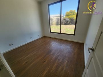 Excelente Parcela Ubicada Condominio Santa Luisa de Los Ingleses en Chicureo, Colina .-
