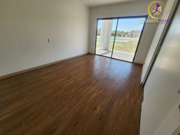 Excelente Parcela Ubicada Condominio Santa Luisa de Los Ingleses en Chicureo, Colina .-