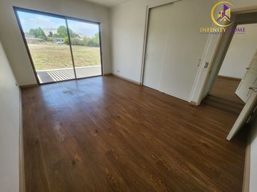 Excelente Parcela Ubicada Condominio Santa Luisa de Los Ingleses en Chicureo, Colina .-
