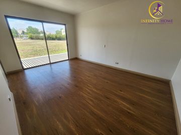 Excelente Parcela Ubicada Condominio Santa Luisa de Los Ingleses en Chicureo, Colina .-