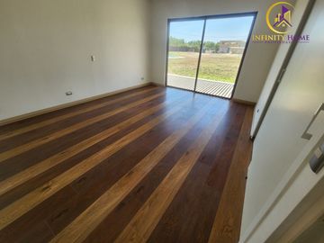 Excelente Parcela Ubicada Condominio Santa Luisa de Los Ingleses en Chicureo, Colina .-